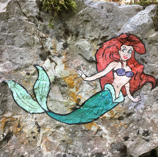 Ariel la petite sirène, peinture sur rochers