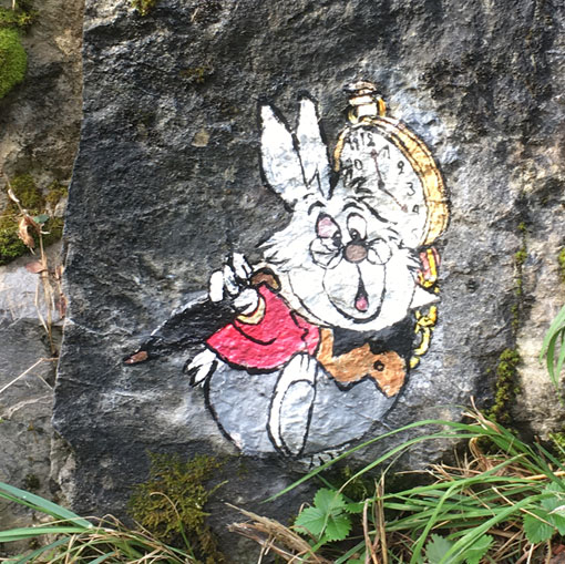 Le Lapin Blanc, peinture sur rochers