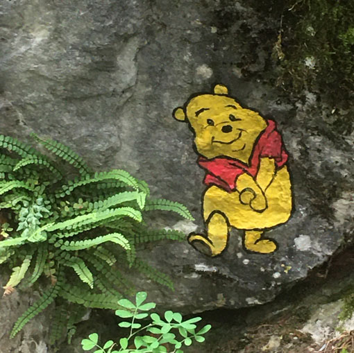 Winnie l'ourson, peinture sur rochers